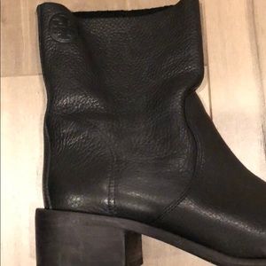 Tory burch leather black siena bootie size 6 M